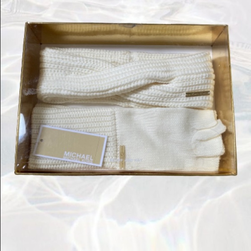 MICHAEL KORS WHITE HEAD BAND AND GLOVES GIFT SET ✨